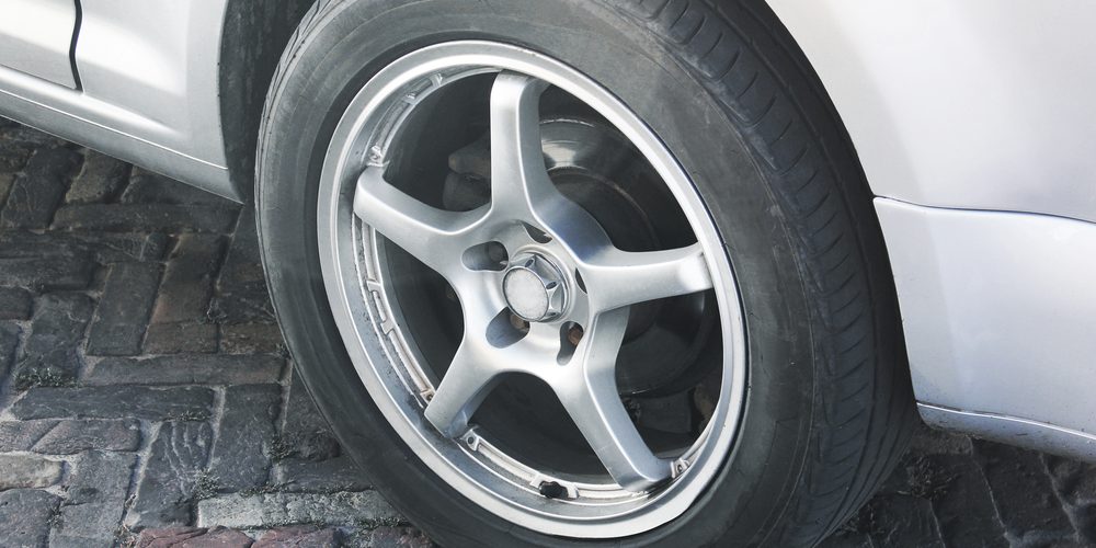 what causes a tire to fall off while driving