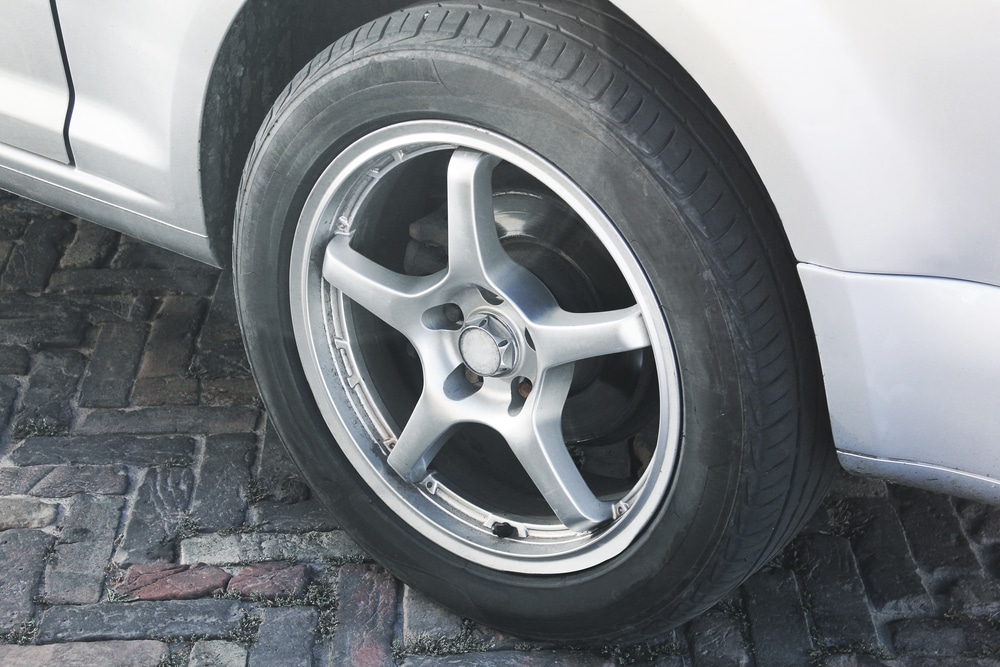 what causes a tire to fall off while driving